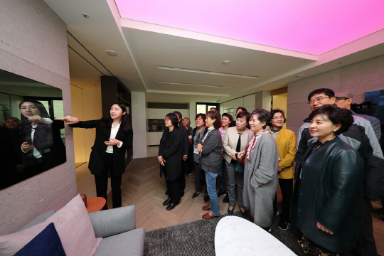 대우건설 신입사원 부모님이 대우건설 주택문화관 써밋갤러리에서 설명을 듣고 있다. <대우건설 제공>